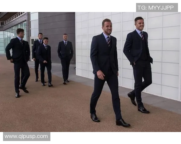 足球明星华丽西装亮相赛场展现风采与魅力引领时尚潮流